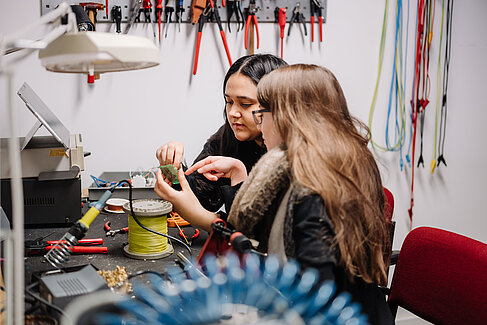 Studierende entwerfen ein elektronisches Schloss