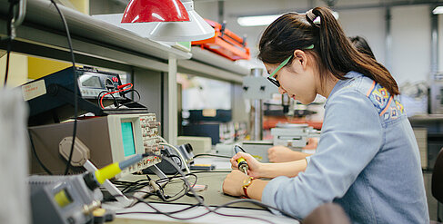 Studentin im Labor