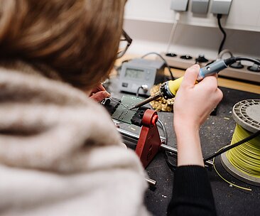 Studentin beim Löten