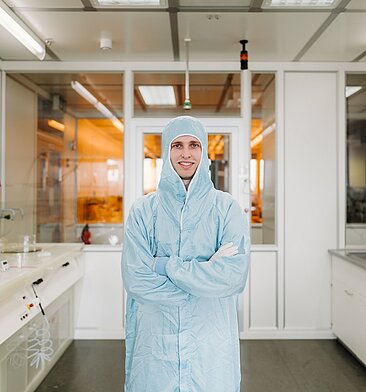 Student Erk Petersen im Reinraum