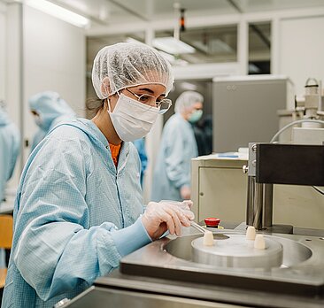 Studentin im Reinraum