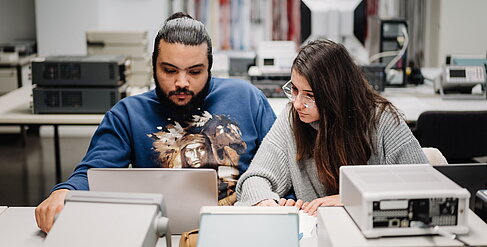 Zwei Studierende bei der Gruppenarbeit im Labor © HTW Berlin/Alexander Rentsch Zwei Studierende bei der Gruppenarbeit im Labor